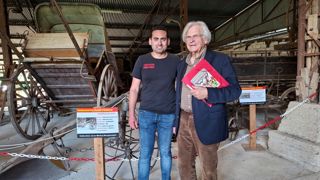 Jean Michel Besancenot, fils d'éleveur laitier (à droite), et Kevin Terranova, créateur de la ferme de découverte et de loisirs « Farm Family » (à gauche). Jean Michel Besancenot, fils d'éleveur laitier (à droite), et Kevin Terranova, créateur de la ferme de découverte et de loisirs « Farm Family » (à gauche).
